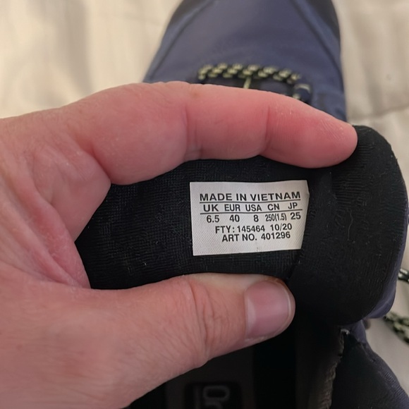 Salomon Womens Ultra Goretex high top never used but no tag. Lightweight shoe - Picture 6 of 9